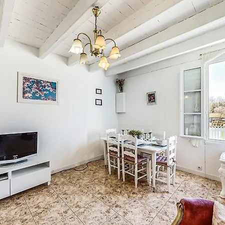 2 Bedroom Cozy In Oradour-Fanais