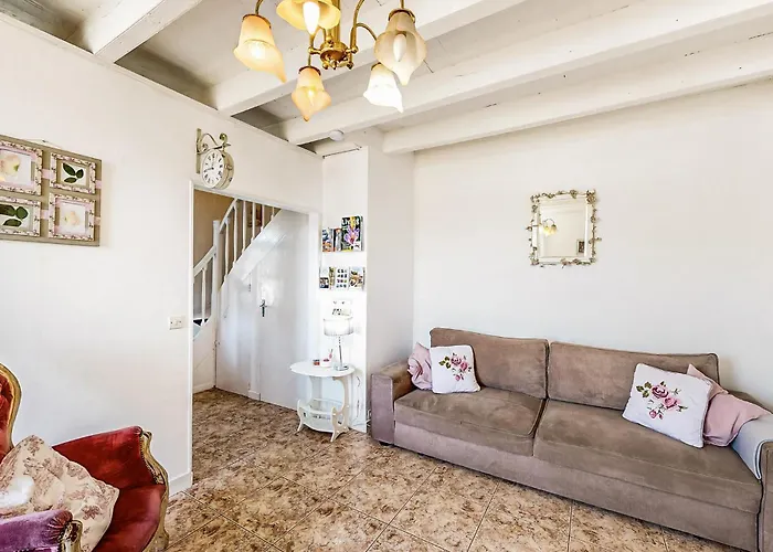 Сasa de vacaciones 2 Bedroom Cozy In *